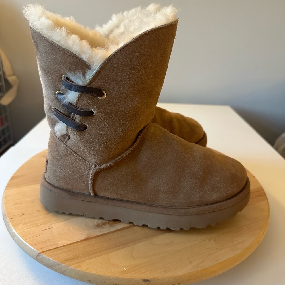 UGG Short Classic with leather straps